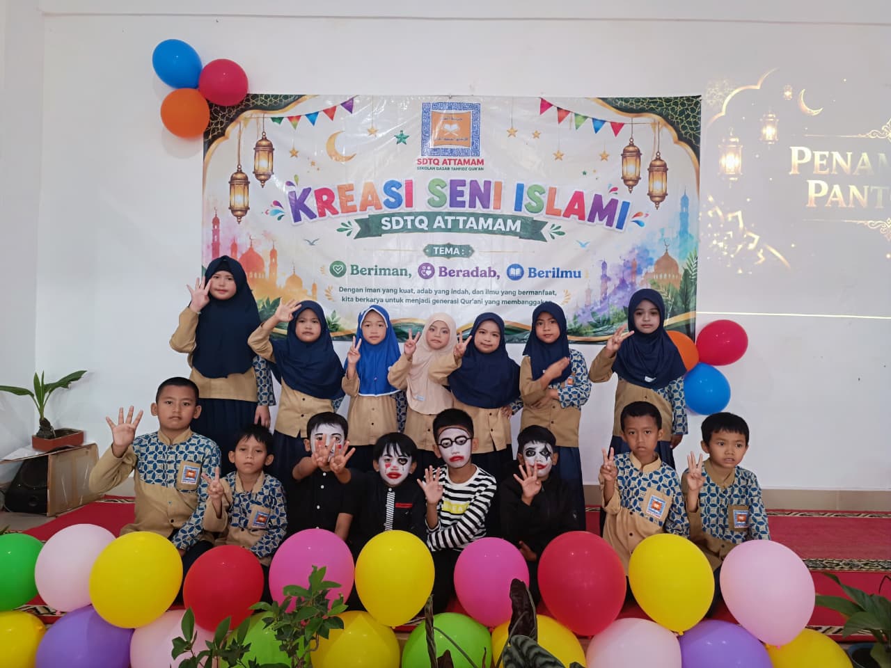 Santri SDTQ ATTAMAM melambai di panggung Kreasi Seni Islami