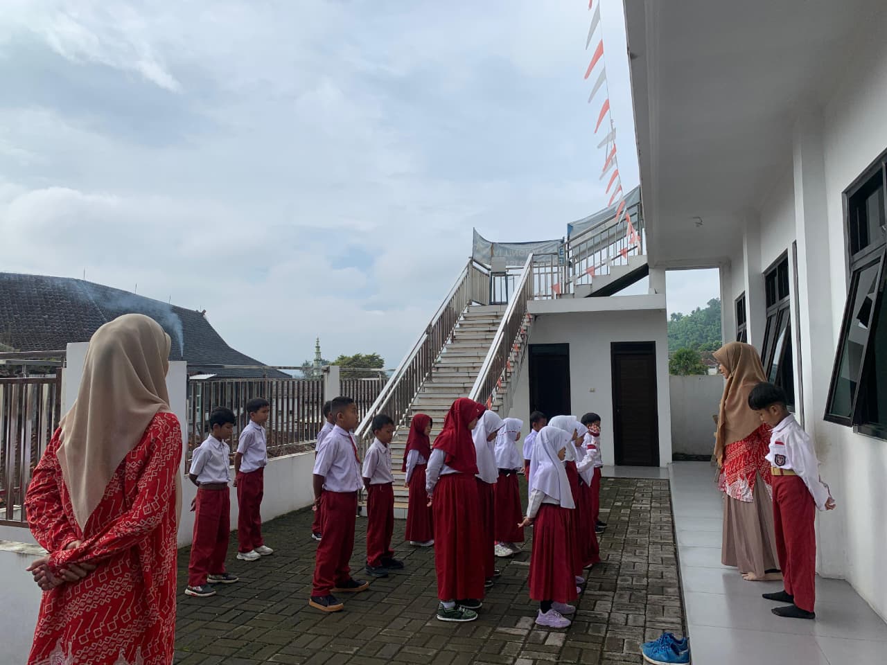 Baris pagi di halaman sekolah