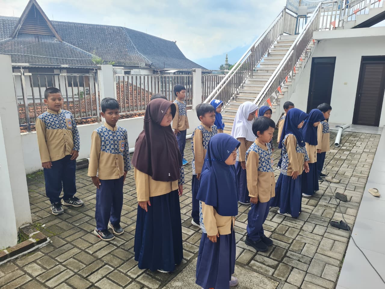 Belajar di halaman sekolah